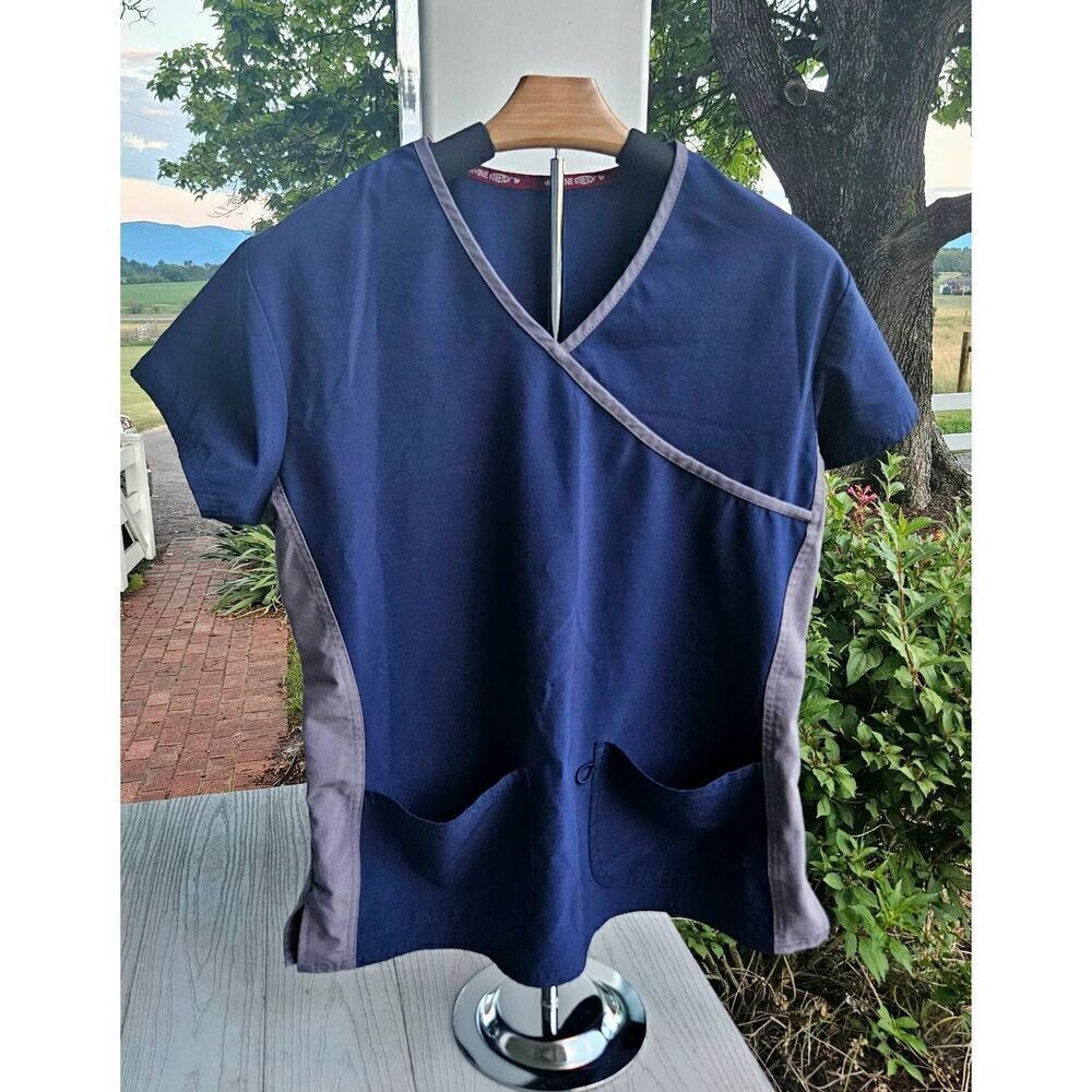 DIVINE STRETCH v neck scrub top preloved medium